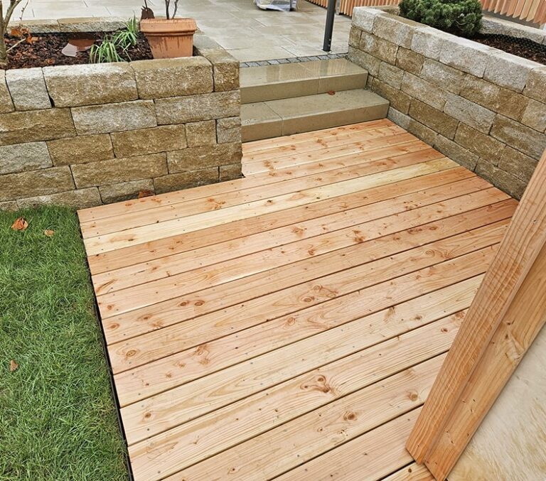 Terrasse & Natursteinmauer aus Holz