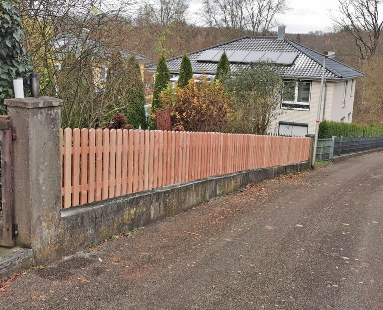 Zaun aus abgerundeten Lärchenholz